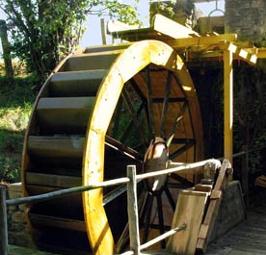Moulin à eau en réparation, la nouvelle roue va générer quelques kilowatt grâce à un ensemble alternateur + réducteur Allytech