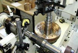 Chaque dent du systeme roue et vis sans fin est control avec le plus grand soin selon la norme DIN 3974