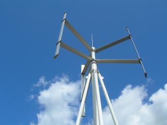 Eolienne  axe vertical, avec une gnratrice  aimant permanent pour. La photo reprsente un alternateur en kit STK fabriqu par ALXION revendu par ALLYTECH.

Idal pour les oliennes cet alternateur se monte dans l'axe des pales, ou aprs un petit multiplicateur pour gnrer un courrant lctrique mme avec des variations de vitesse importante.