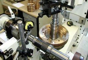 Chaque dent du systeme roue et vis sans fin est control avec le plus grand soin selon la norme DIN 3974